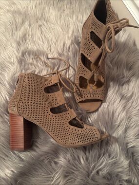 Crown Vintage Women’s Lace-Up Peep Toe Block Heel Sandals - Taupe